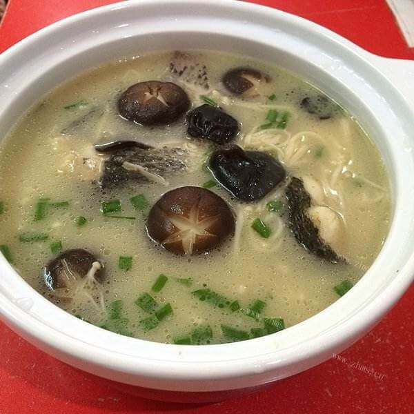 美味的老鸭菌菇汤