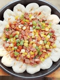 美味的香肠培根芝心披萨做法图解5)