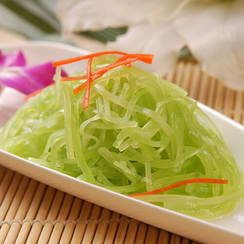 美味的炝拌莴笋