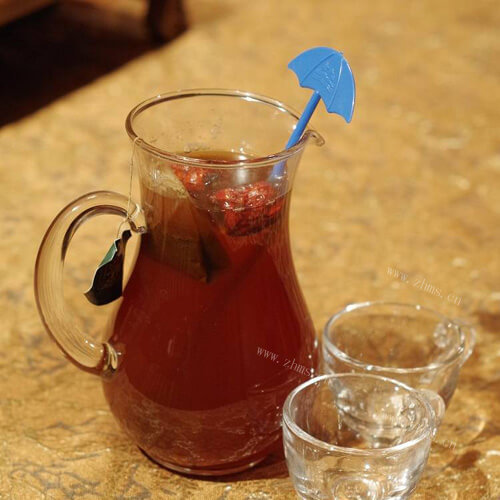 健康的山楂红枣柠檬刮油茶