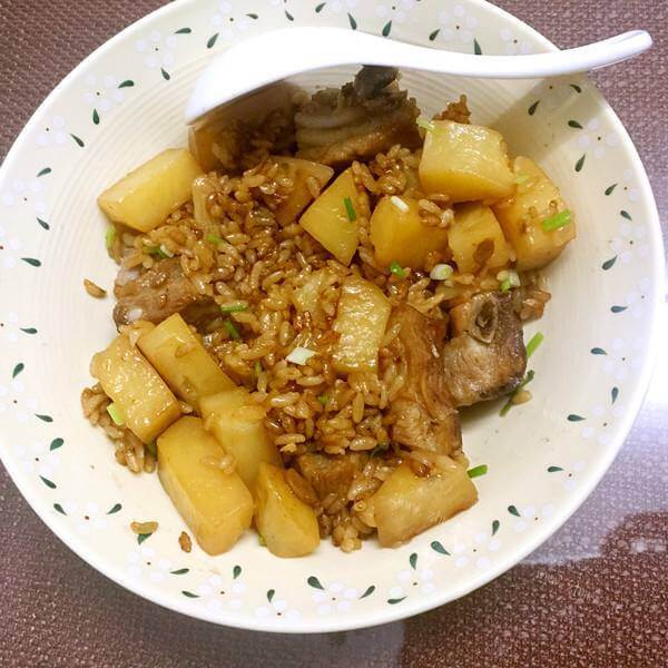 美味的腊鸡腿芋头焖饭