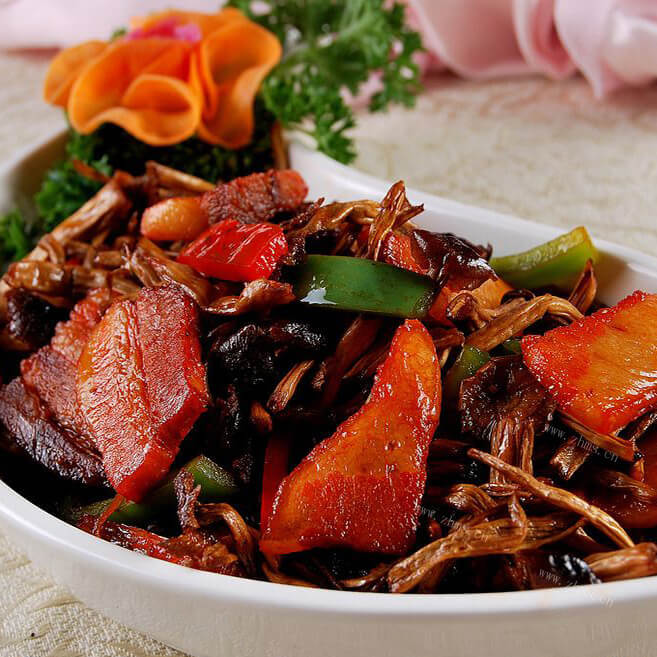 香气四溢的茶树菇焖五花肉