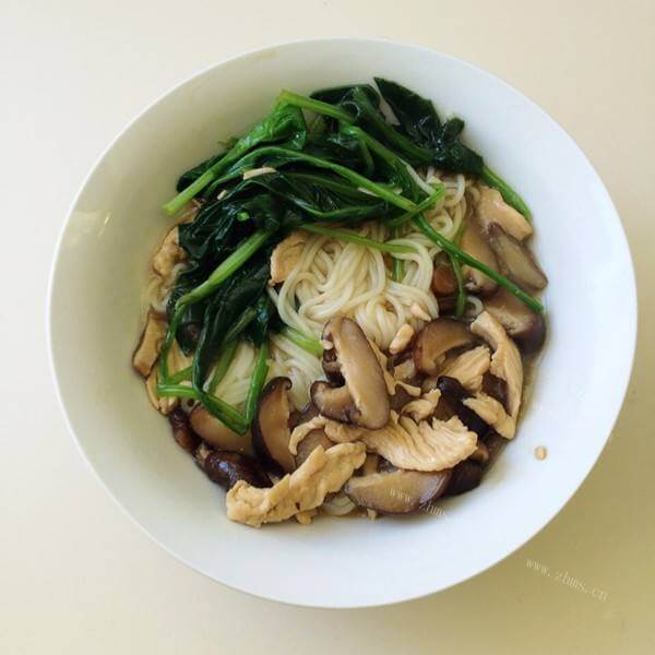 美味的香菇豆苗米线