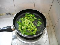 绿色的扫帚苗蒸菜的做法图解三
