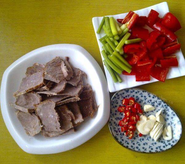 香喷喷的小炒牛肉片做法图解1)