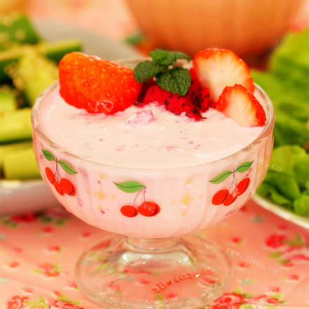 香甜的草莓酸奶