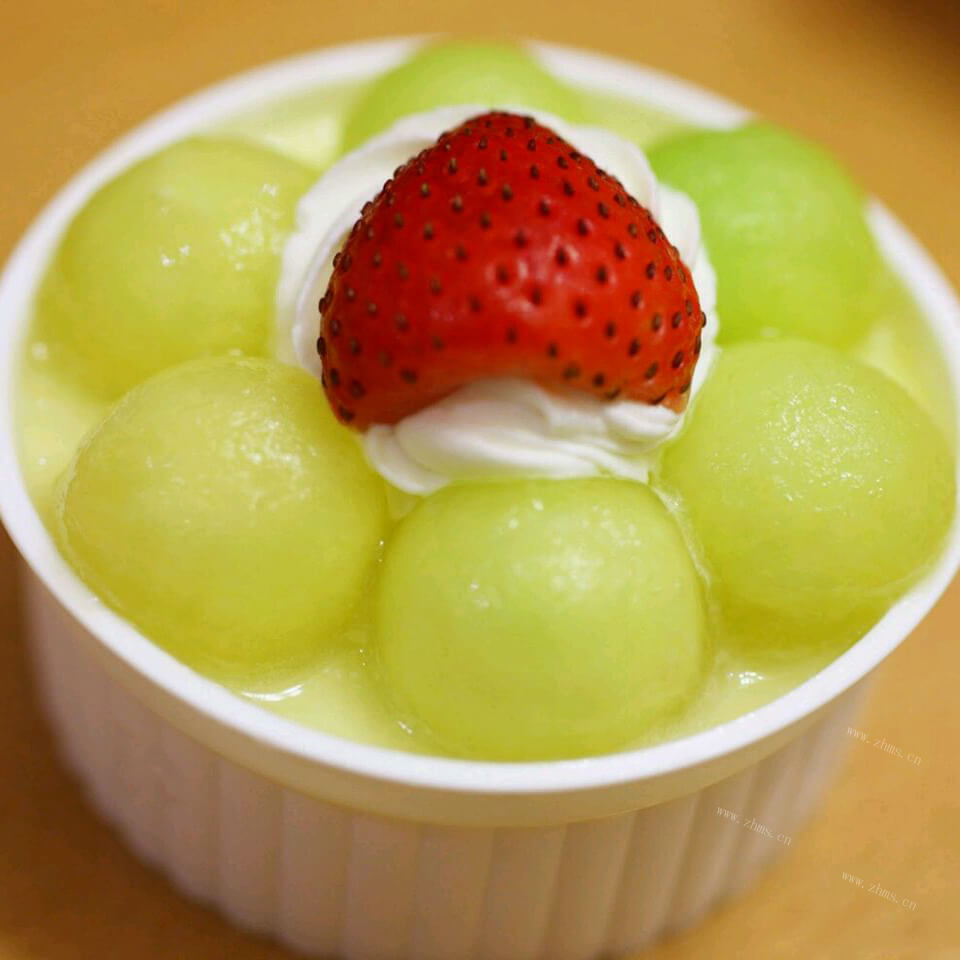 美味的水果牛奶布丁