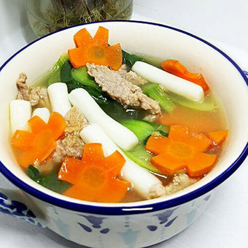 美味的鲜肉青菜汤年糕