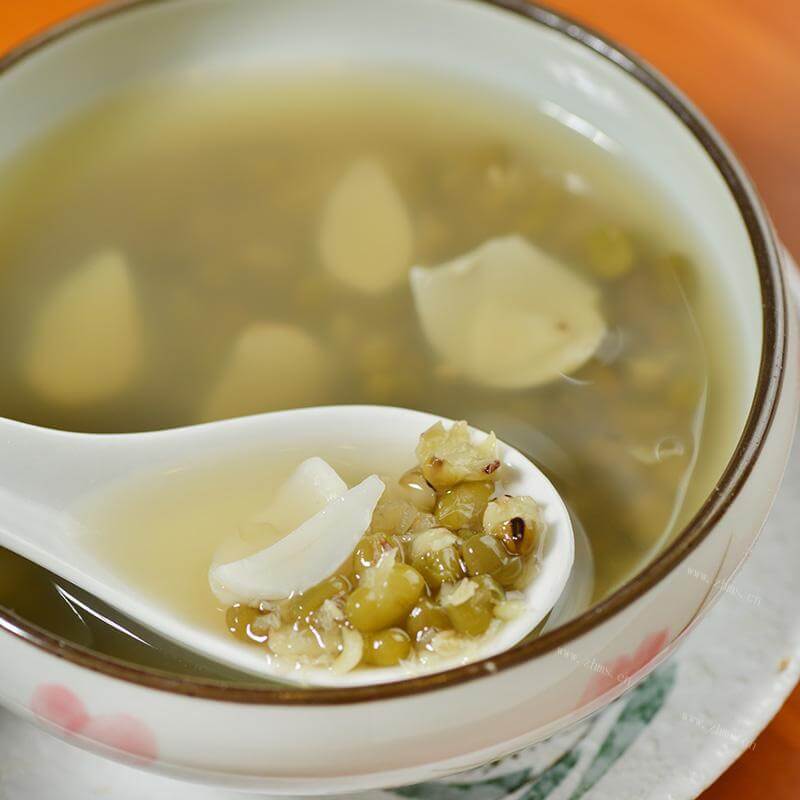 夏季清凉饮冰糖百合绿豆汤