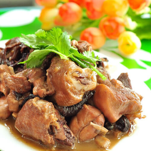 五花肉炖榛蘑