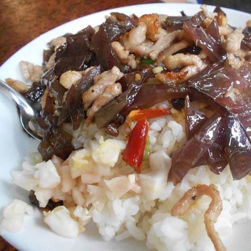 美味的木耳青椒肉丝盖饭