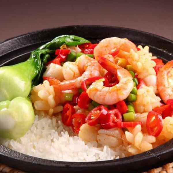 美味的什锦虾仁煲仔饭 