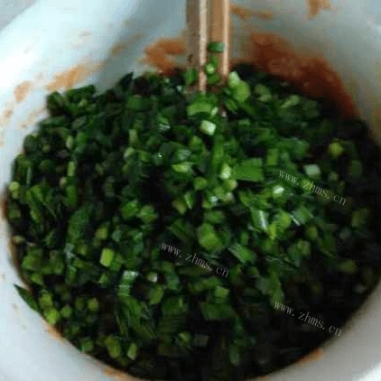 自制韭菜肉饼做法图解3)