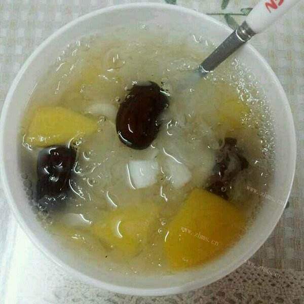 滋补养胃的甜品玉米渣银耳羹