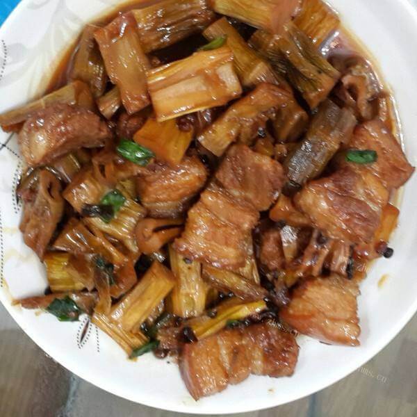 美味的方笋干煮五花肉
