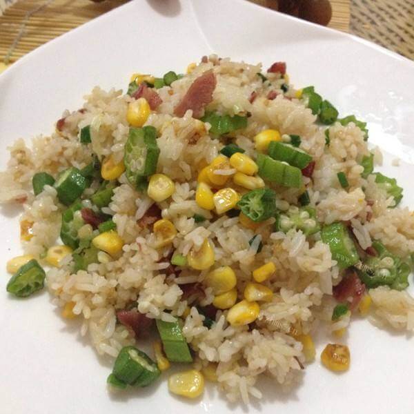 好吃的芹菜三文鱼蛋炒饭