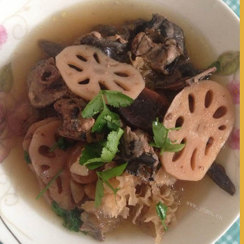 鲜美的美味营养乌鸡汤