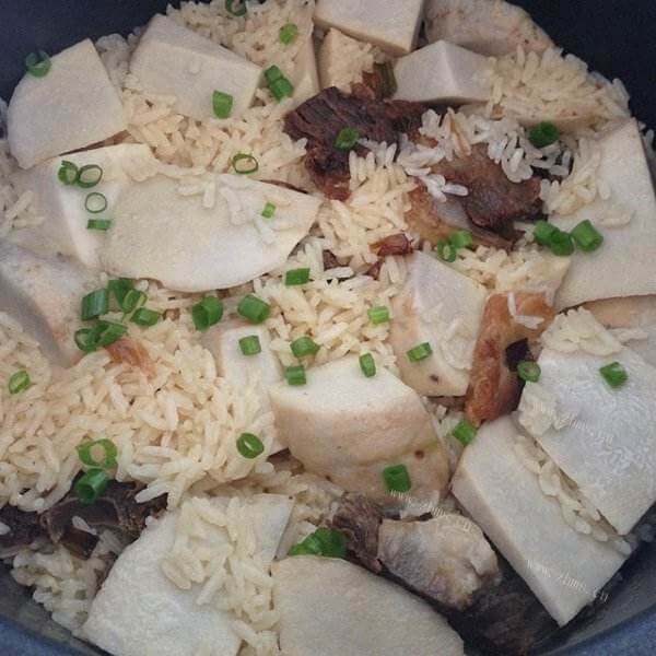 香喷喷的芋头腊肉饭