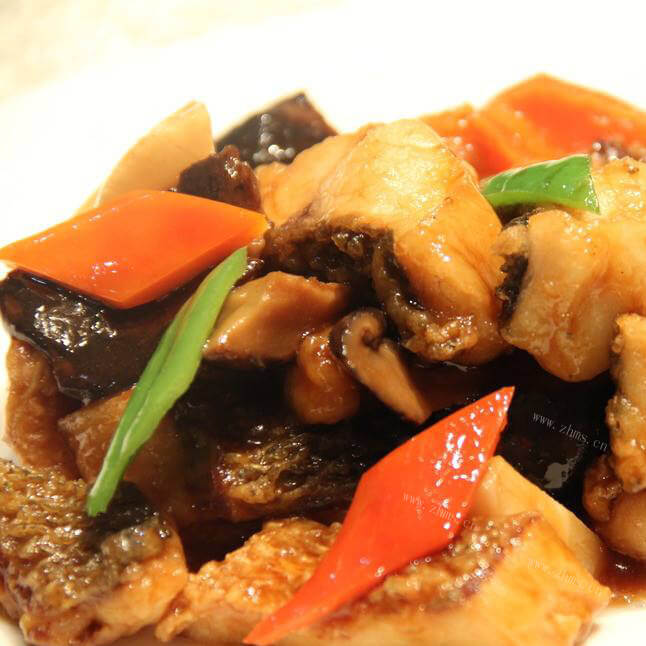 香嫩的鱼块萝卜猪肉