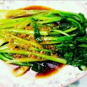 美味可口的金蒜菜心