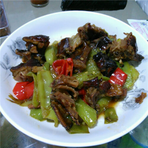 清爽的农家青椒炒熏鹅