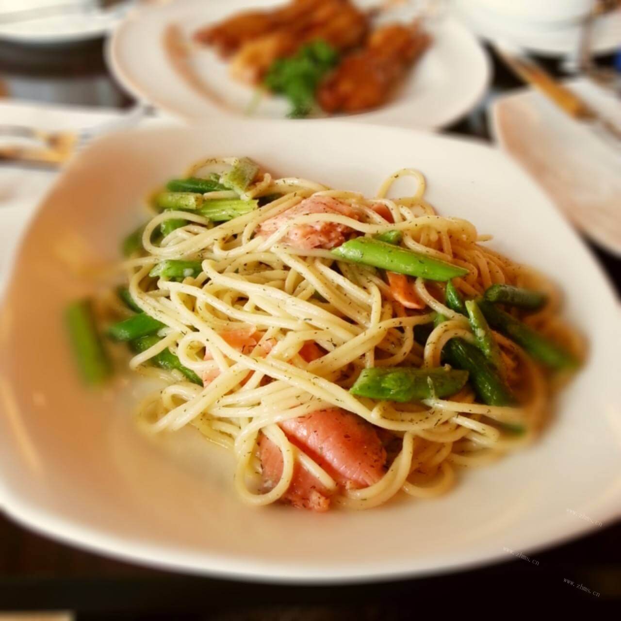 美味三文鱼面