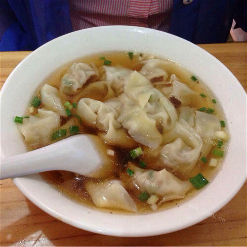 美味的油菜馄饨和洋葱馄饨
