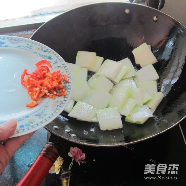 简易的家常辣椒烧冬瓜片做法图解5)