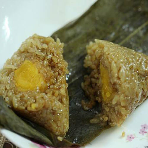 自制咸蛋黄鲜肉粽子