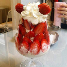 创意草莓奶油杯