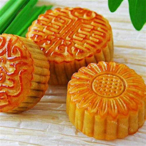 美味的豆沙蛋黄广式月饼