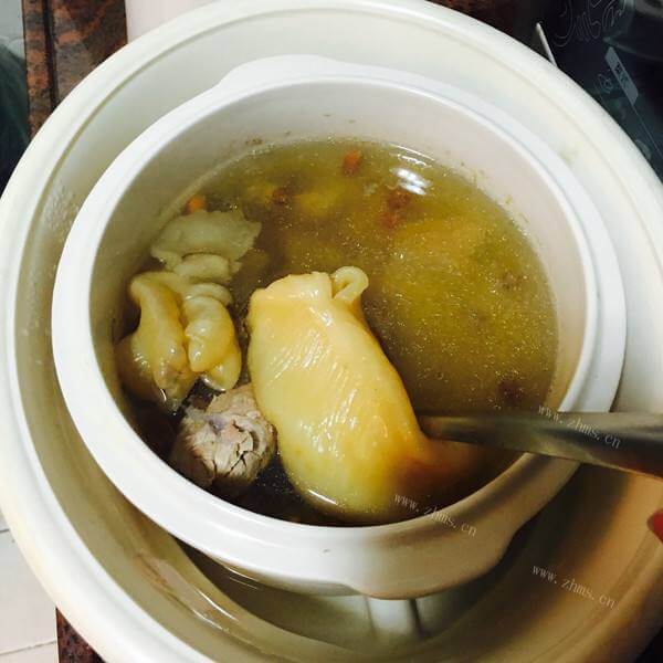 美味的青橄榄雪梨炖瘦肉