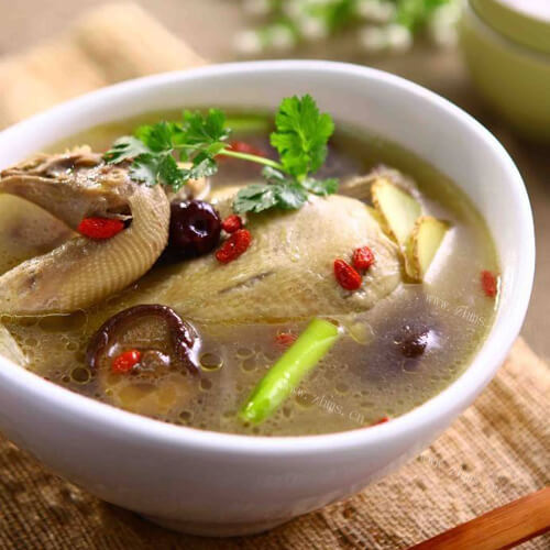 健康的天麻核桃枸杞鸡汤