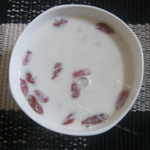 美味的红薯芋头牛奶羹