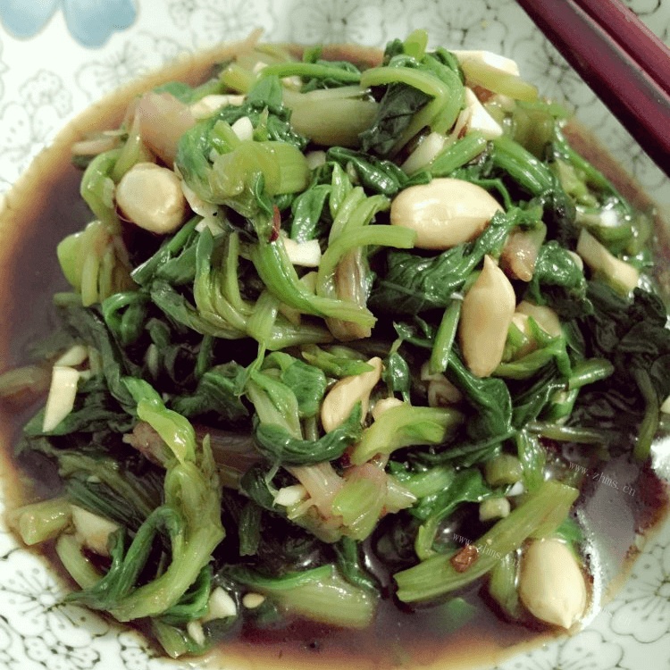 家常菜果仁菠菜做法图解8)