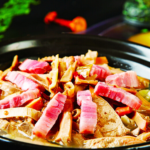 美味的咸肉河蚌炖春笋