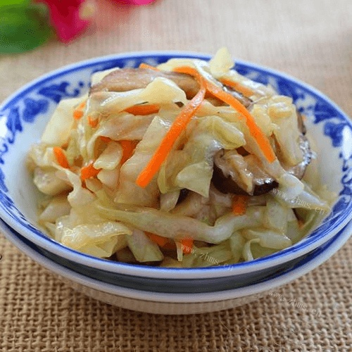 美味的炝炒冬菇包菜丝