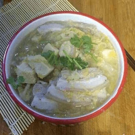 美味的酸菜汆白肉做法图解4)