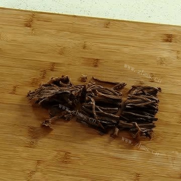 家常菜茶树菇烧五花肉做法图解1)