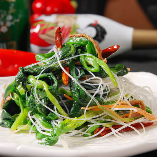 美味的酸甜凉拌菠菜粉丝