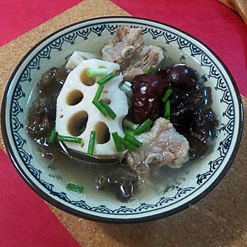 鲜香莲藕鸡腿木耳汤