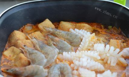 鲜美辣白菜海鲜锅做法图解6)
