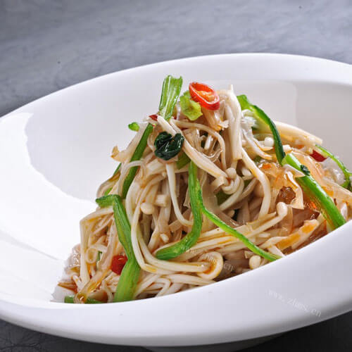 香脆的油菜炒金针菇