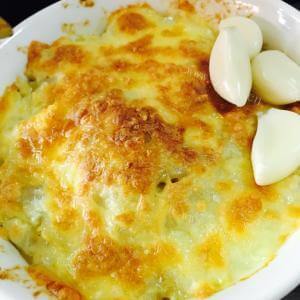 美味的咖喱鸡肉乳酪焗饭