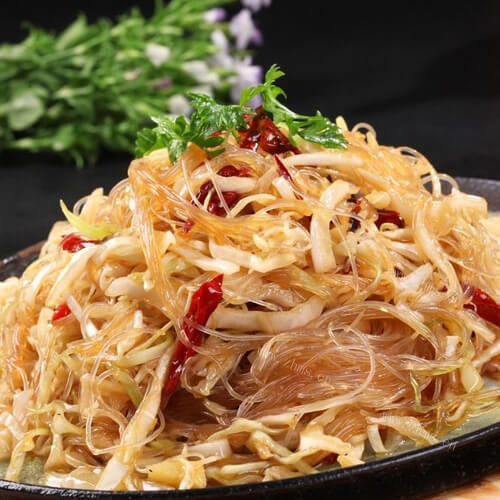 美味的泡椒包菜炒粉条