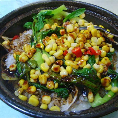 美味什锦虾仁煲仔饭