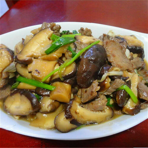 家常的蒜苗蘑菇炒肉