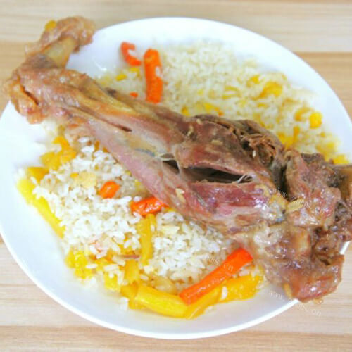 美味的羊腿把子抓饭