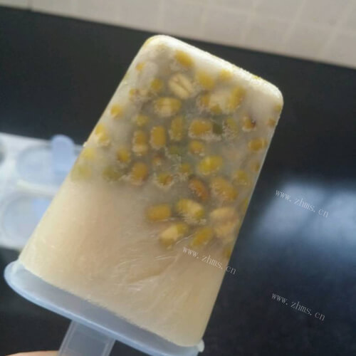 凉爽的绿豆沙麦片冰棒