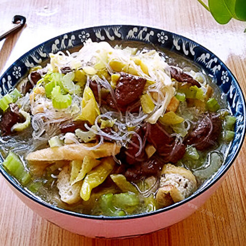 酸辣的泡椒鸭血粉丝锅